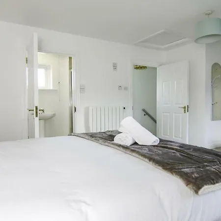 בית נופש Marina Townhouse 4 Bedroom W Parking גלוואיי
